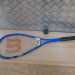 Partiamo dallattrezzatura, che prevede una racchetta e una pallina. La prima  pi simile a quella da tennis che da padel, con un piatto corde pi piccolo. La seconda, leggerissima, ha un diametro di quattro centimetri e contiene una goccia dacqua che via via che il gioco prosegue aumenta di temperatura consentendo una maggiore capacit di rimbalzo